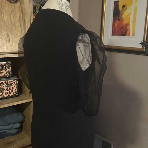 Black Ribbed Midi Dress with Puff Sleeves and Hem - Picture 4 of 7